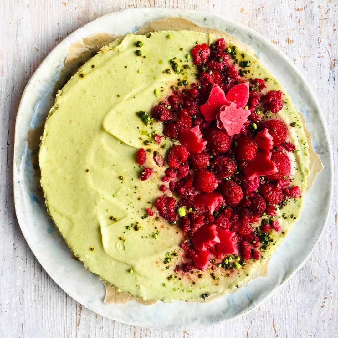 Matcha-avocado raw cake