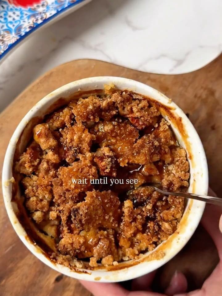 Single-serve apple crumble cheesecake